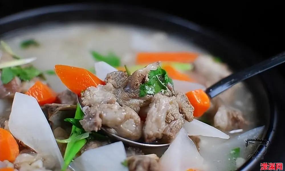 炖羊肉，记得放“1白2黄”，羊肉鲜嫩软烂，汤浓味道鲜，无膻味