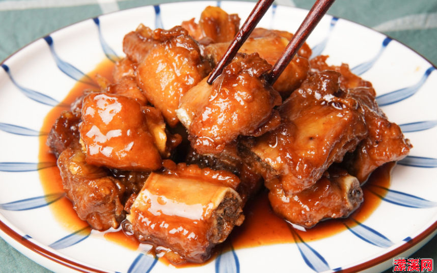 排骨怎么做会浓郁香甜？这道蜜汁排骨新吃法，详细教程一学就会