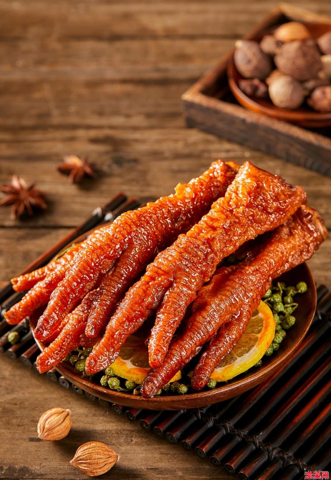 虎皮鸡爪，外酥里嫩，酸辣可口，一口咬下，回味无穷！