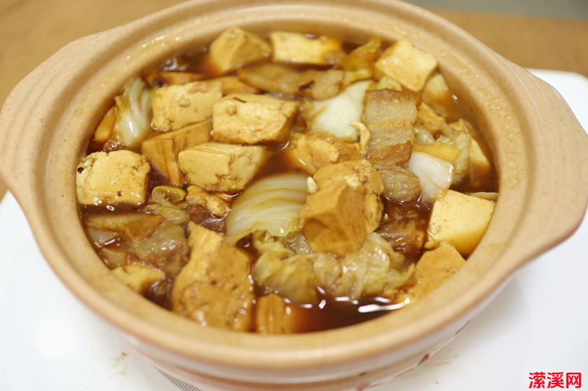 白菜炖豆腐的做法，大厨分享特色做法，上桌汤汁都不剩