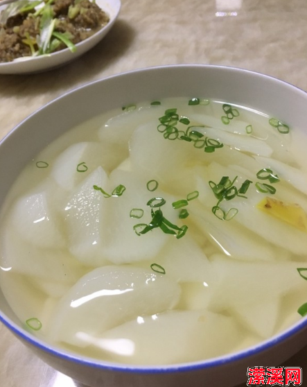 白萝卜汤怎么做才好喝，一碗下肚暖心又暖胃萝卜丝鸡蛋汤
