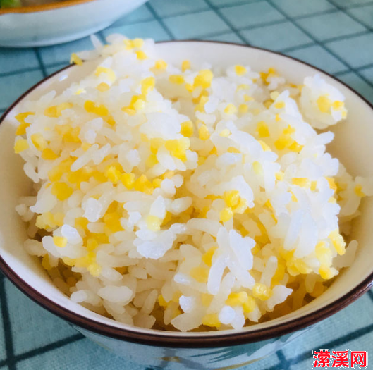 焖米饭怎么焖出来好吃，电饭锅焖米饭水米比例