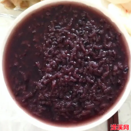 紫米粥里放什么好吃，上班族最适合喝这5碗粥=