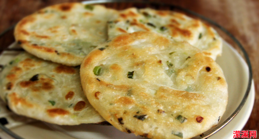 葱油饼的家常做法步骤，十分钟学会酥到掉渣的葱油饼