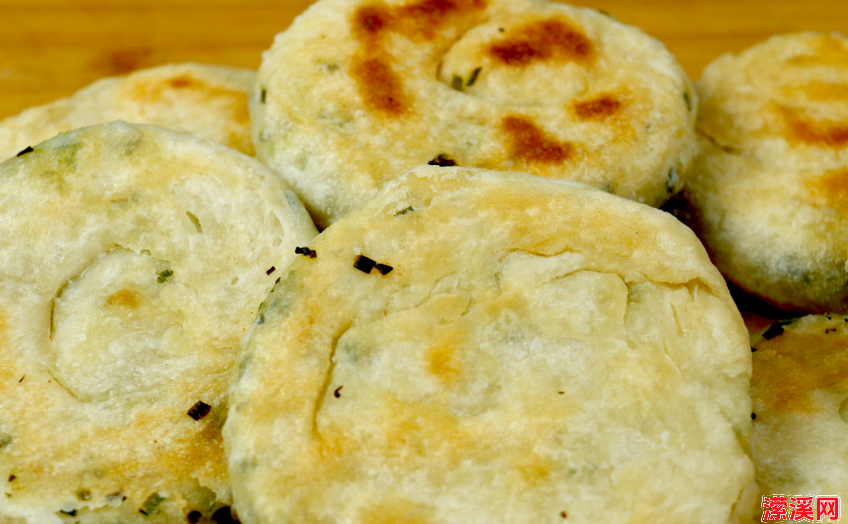 发面葱油饼的家常做法，教你蓬松香软超好吃的葱油饼