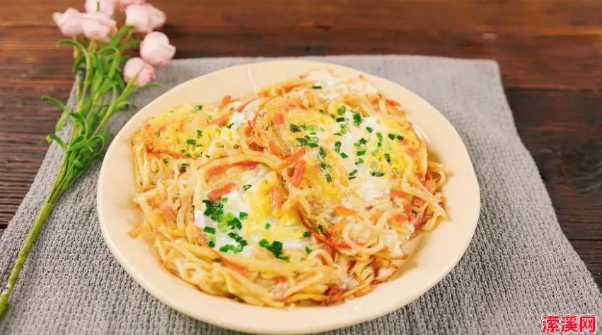 土豆丝鸡蛋饼的做法，焦香软糯的土豆鸡蛋饼