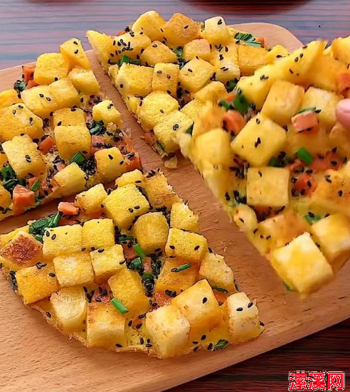 家庭馒头披萨的简单做法，教你用剩馒头做柔软拉丝的披萨