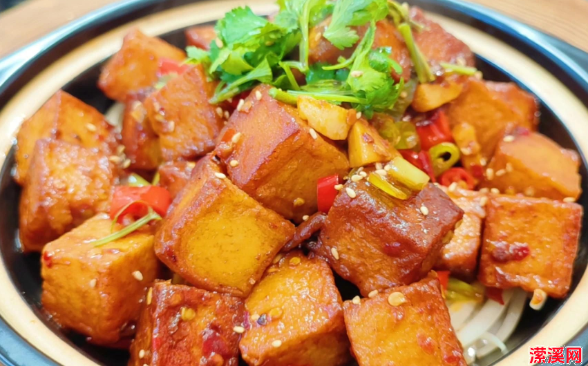 夏日开胃餐砂锅鱼肉豆腐煲，湖南紫苏配鱼肉，肉嫩汤鲜