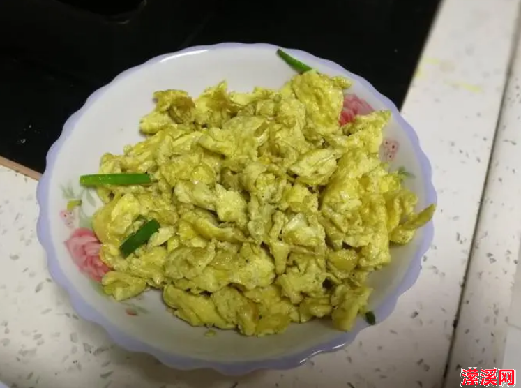 炒鸡蛋，原来也有窍门！大厨都这样做，难怪鸡蛋又软又嫩，还不腥