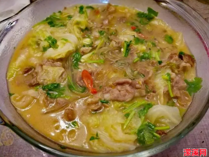 过年大鱼大肉吃腻了，煮碗辣白菜羊肉汤鲜香酸爽开胃