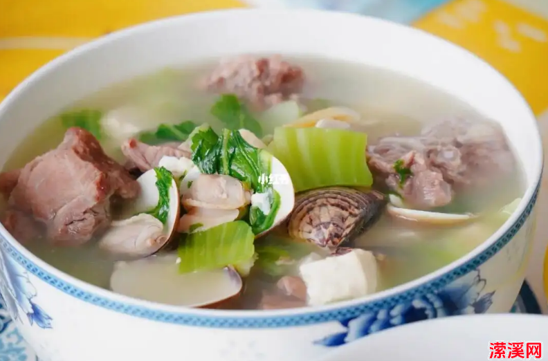 花蛤炖大骨，浓浓肉汤遇上爽口的花蛤，甜到一发不可收拾