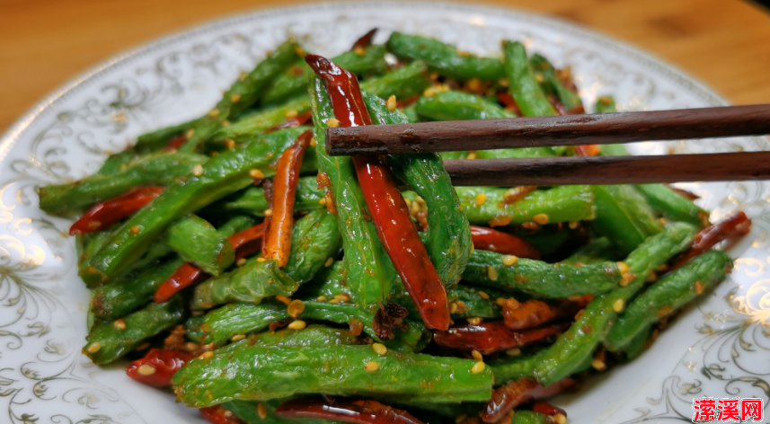 干煸豆角不油炸不焯水，豆角翠绿鲜香，不吸油更清爽