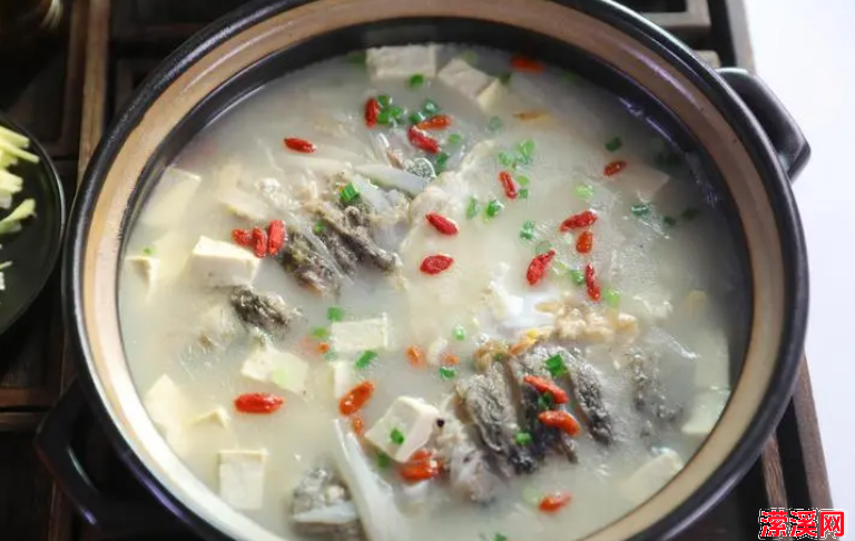鲫鱼豆腐汤这么做又浓又白，营养丰富，还没腥味