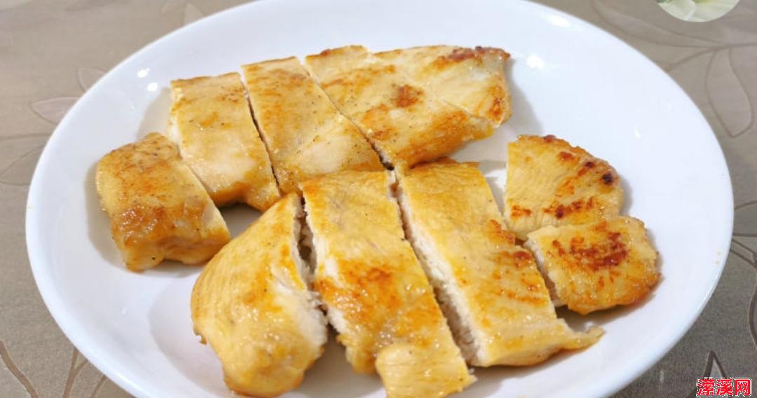简单美味的油煎鸡胸肉做法